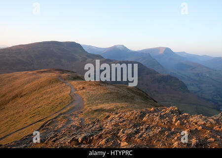 Le Newlands Horseshoe du sommet de Catbells at dawn Banque D'Images