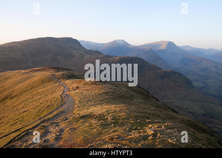 Une photo panoramique du sommet de la Horseshoe Newlands de Catbells at dawn Banque D'Images