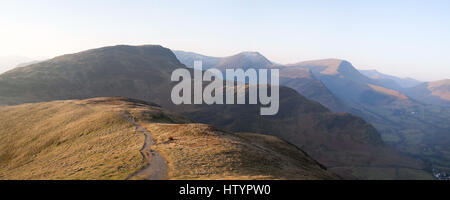 Une photo panoramique du sommet de la Horseshoe Newlands de Catbells at dawn Banque D'Images