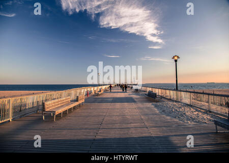 Une jetée à la promenade à Coney Island, Brooklyn sur une claire journée d'hiver Banque D'Images