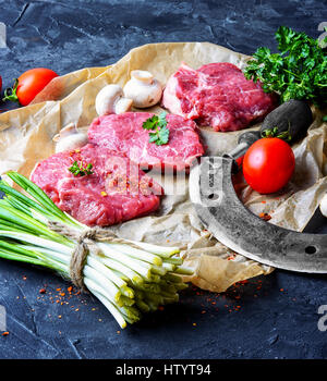 Juteux frais tranchés pavé de veau à l'ail sauvage et de tomates Banque D'Images