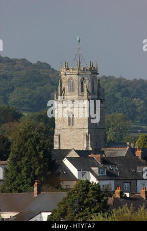 La tour-lanterne octogonale de St Andrew's Church à Colyton, Devon, vu de la station de tramway Colyton derrière Maisons de village sur une journée ensoleillée avec ciel bleu Banque D'Images