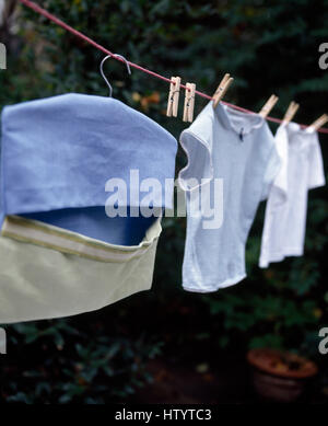 Close-up of a home made peg sac sur une ligne de lavage avec des tee-shirts Banque D'Images