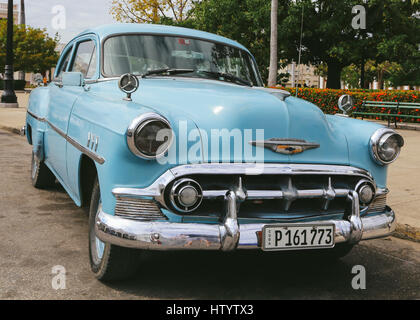 Une voiture Chevrolet bleue classique garée sur la route dans la ville de Cienfuego, Cuba Banque D'Images