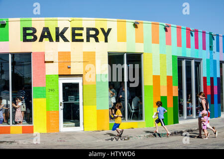 Miami Florida,Wynwood,urbain graffiti,art de rue,peinture murale murale,Zak the Baker BOULANGERIE,bâtiment,extérieur,entrée,coloré,magasin,familles parés Banque D'Images