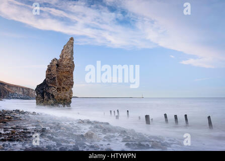 Pile sur la mer près de la plage du Port chimique Seaham dans une partie du comté de Durham Durham Heritage Coast Banque D'Images