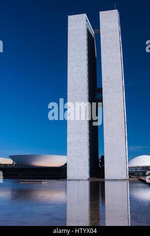 Congrès national du Brésil à la construction de l'axe monumental (l'avenue centrale de la ville de Brasília), Brasília, DF, Brésil Banque D'Images