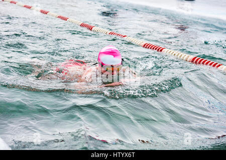 SAHYURTA, région d'Irkoutsk, RUSSIE - Mars 11,2017 : Tasse de Baikal. Les compétitions de natation d'hiver. La brasse. Femme Banque D'Images