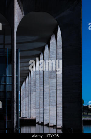 Détail des colonnes du Palais Itamaraty, aussi connu comme le Palais de l'Arches - Relations extérieures du Brésil, Brasília, DF. Banque D'Images