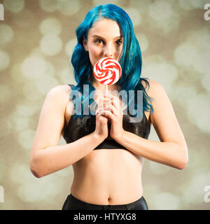 Pin up Cheeky image de fille avec les cheveux bleu vif avec Lucette Banque D'Images