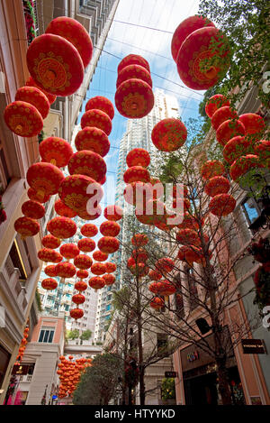 Décorations du nouvel an chinois traditionnels de raccrocher dans une rue de Hong Kong. Banque D'Images