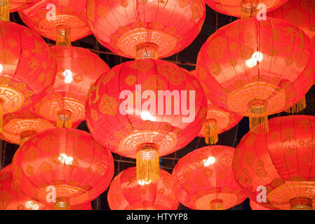 Une vue rapprochée de décorations du nouvel an chinois de raccrocher dans une rue de Hong Kong. Banque D'Images