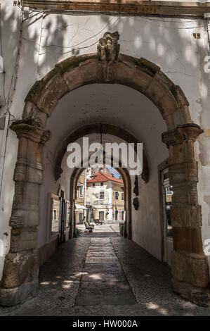 Le Portugal. La ville d'Alcobaça , confortables et belle , a été fondée en 1210 . Rues pavées de pierre naturelle , entrées cintrées sur un patio . Banque D'Images