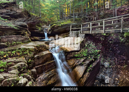 Sabbaday Falls plonge dans une gorge, White Mountain National Forest, Grafton Co., NH Banque D'Images