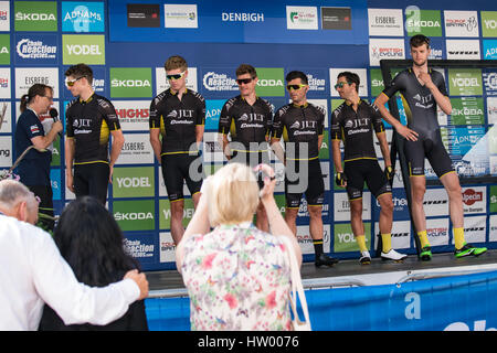 Condor JLT L'équipe à l'étape 4 du Tour de Bretagne 2016 à Denbigh Banque D'Images