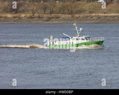 Hambourg, Allemagne, 03 mars 2017, les douaniers allemands le bateau de patrouille 'Schulau' comme vu sur l'Elbe, l'entrée dans le port de Hambourg Banque D'Images