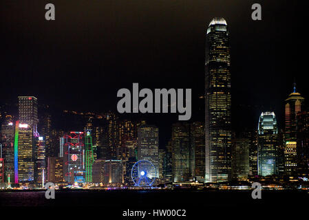 Un paysage coloré de vue les bâtiments le long de l'île de Hong Kong Kowloon Pier Public la nuit.