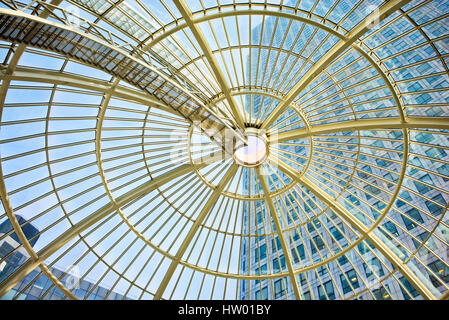 Jusqu'à la coupole de verre par l'intérieur du centre commercial de Canary Wharf à One Canada Square, Canary Wharf, Londres, Angleterre Banque D'Images