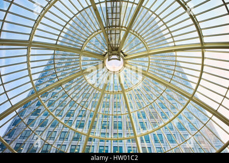 Jusqu'à la coupole de verre par l'intérieur du centre commercial de Canary Wharf à One Canada Square, Canary Wharf, Londres, Angleterre Banque D'Images