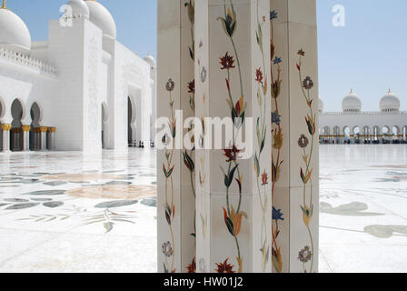 Une vue sur le détail complexe sur le marbre l'architecture à la Grande Mosquée de Sheikh Zayed, Abu Dhabi Banque D'Images