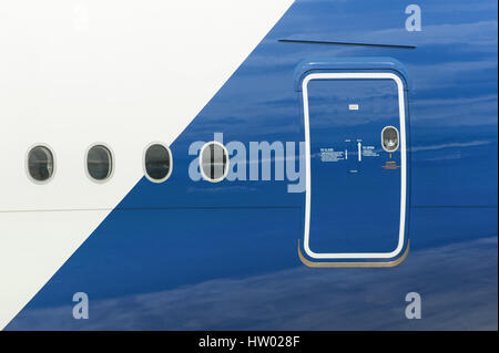 La sortie d'urgence et windows sur le fuselage d'un avion de passagers Banque D'Images