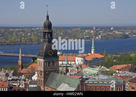 Vue panoramique de Riga à partir de l'église de Saint - Pierre Banque D'Images