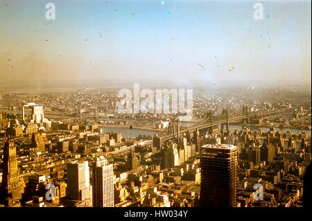 Vue panoramique face au nord-est de l'Upper East Side de Manhattan, l'East River, et Astoria, dans le Queens, à New York City, New York, 1956. Dans la partie inférieure droite de premier plan le Seagram Building est considéré encore en construction, situé au 375 Park Avenue, entre les 52e et 53e Rues. Au centre près du 60e Rue, le Queensboro-59th Street pont enjambe l'East River. Sous le pont, l'île de bien-être social (Roosevelt Island) est visible, y compris le bien-être de l'île pont reliant les quartiers de Queens. Banque D'Images