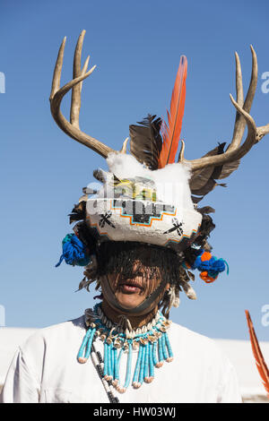 Nouveau Mexique, de Pueblo Zuni, Zunis et visiteur Arts Centre, les danseurs en costume traditionnel Zuni, spectacle gratuit Banque D'Images