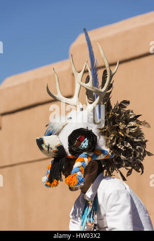 Nouveau Mexique, de Pueblo Zuni, Zunis et visiteur Arts Centre, les danseurs en costume traditionnel Zuni, spectacle gratuit Banque D'Images