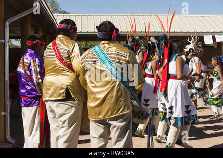 Nouveau Mexique, de Pueblo Zuni, Zunis et visiteur Arts Centre, danseurs et batteurs Zuni en costume traditionnel, spectacle gratuit Banque D'Images