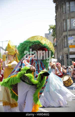 Berlin, Allemagne, June 8th, 2014 : Célébrer le carnaval des groupes danseur AASP Cultures. Banque D'Images