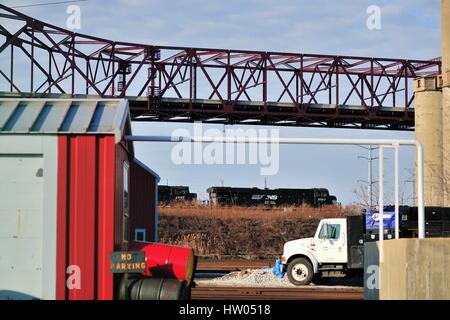 Chicago, Illinois, USA. La Norfolk Southern Railroad freight train de faire son chemin à travers une zone industrielle lourdement sur le côté sud-est de la ville. Banque D'Images