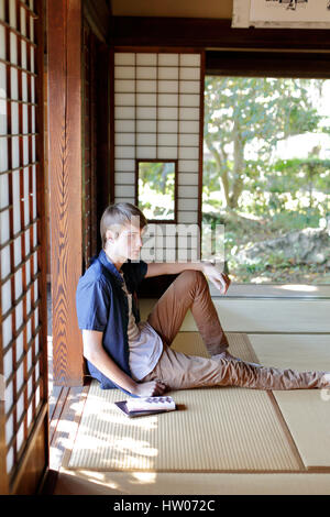 L'homme de race blanche dans la maison traditionnelle japonaise Banque D'Images