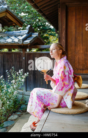 Caucasian woman wearing yukata dans maison traditionnelle japonaise Banque D'Images