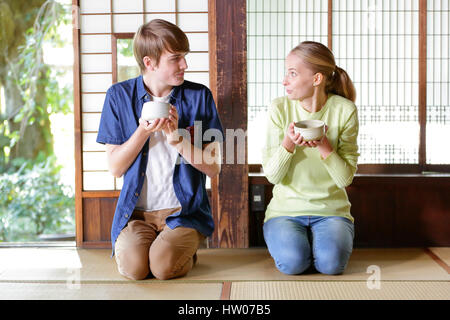 Caucasian couple bénéficiant d'une cérémonie de thé à la maison traditionnelle japonaise Banque D'Images