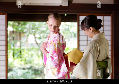 Caucasian woman wearing yukata traditionnel japonais à house Banque D'Images