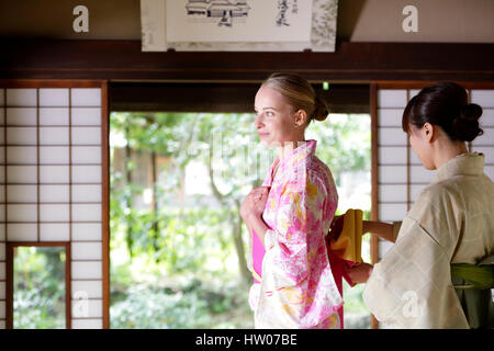 Caucasian woman wearing yukata traditionnel japonais à house Banque D'Images