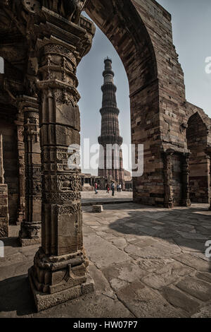 Célèbre Qutub Minar, minaret le plus haut en Inde, situé dans la région de Delhi, Inde, UNESCO World Heritage citer Banque D'Images