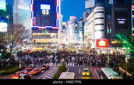 TOKYO, JAPON - janvier 04, 2017 : les piétons traversent au croisement de Shibuya. Il est l'un des plus célèbre ruée pour piétons. Banque D'Images