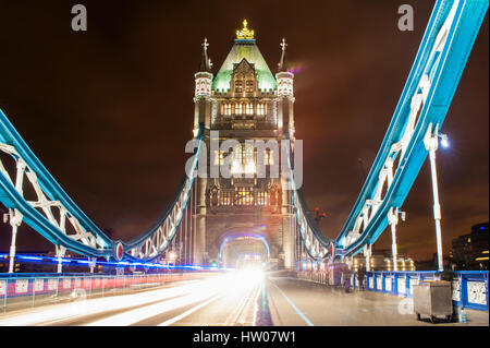 Le Tower Bridge de Londres pendant la nuit - UK Banque D'Images