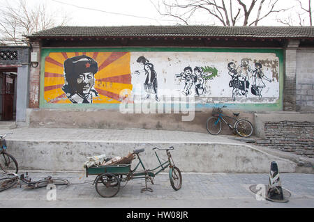 Photo murale hutong avec héros communiste chinois lei feng dans une rue résidentielle à Beijing Banque D'Images