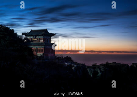 Temple et le coucher du soleil sur le sommet de Taishan, en Chine Banque D'Images