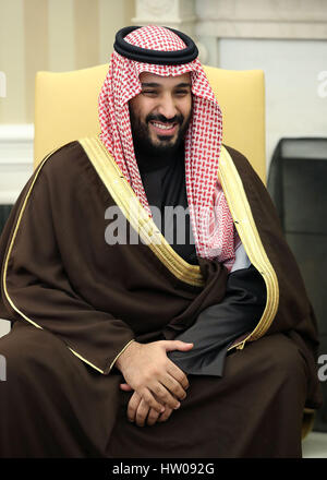 Washington, DC. 14Th Mar, 2017. Mohammed bin Salman, Vice-Prince héritier et Ministre de la défense du Royaume d'Arabie saoudite se réunit avec le Président des Etats-Unis, Donald Trump, dans le bureau ovale à la Maison Blanche, le 14 mars 2017 à Washington, DC. Photo : Mark Wilson/consolidé/dpa/Alamy Live News Banque D'Images