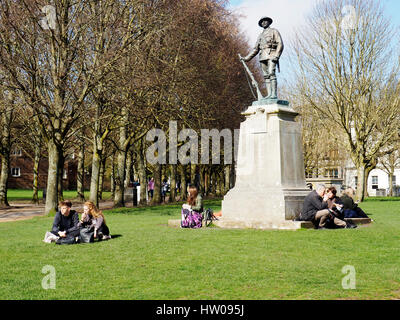 Winchester, Hampshire, 15 mars 2016. Sur une journée de printemps ensoleillée et glorieux de prendre votre déjeuner au soleil près de la cathédrale. Crédit : Paul Heinrich/Alamy Live News Banque D'Images