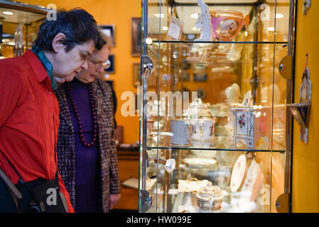 Londres, Royaume-Uni. Mar 15, 2017. Visites voir la Chine dans un cabinet de verre au Chelsea Salon des Antiquaires qui s'est ouverte à la Chelsea Old Town Hall aujourd'hui. La foire organise du 15 au 19 mars. Crédit : Stephen Chung/Alamy Live News Banque D'Images