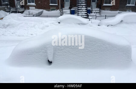 Montréal, Québec, Canada. 14 mars 2017. Voitures couvertes de neige après la tempête du 14 mars 2017, à Montréal, Québec, Canada. Crédit : Eric Dufresne/Alamy Live News Banque D'Images