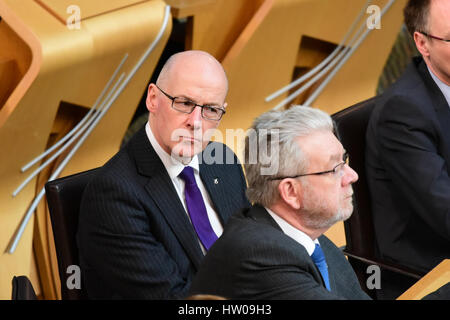 Edinburgh, Ecosse, Royaume-Uni. 14 mars 2017. Vice-premier ministre John Swinney (L) à l'écoute des échanges sur une question d'actualité au Parlement écossais sur le gouvernement écossais a eues avec le gouvernement britannique sur le déclenchement de l'article 50, le jour après la première ministre Nicola Sturgeon, a annoncé qu'elle demandera l'approbation de tenir un autre référendum sur l'indépendance écossaise Crédit : Ken Jack/Alamy Live News Banque D'Images