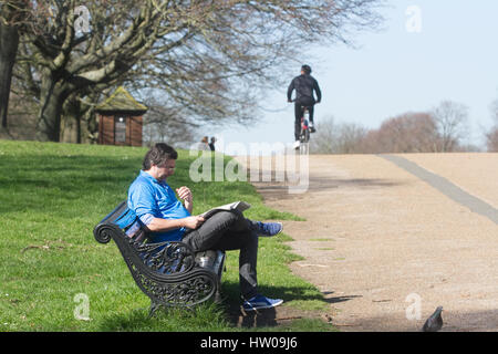 Londres, Royaume-Uni. Mar 15, 2017. Les gens apprécient le soleil au début du printemps : Crédit amer ghazzal/Alamy Live News Banque D'Images