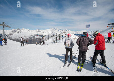 La Plagne, Savoie, France. Mar 15, 2017. Un ciel clair et des températures printanières dans la haute Tarentaise Alpes Française créer grand ski conditions. Credit : Malcolm France images/Alamy Live News Banque D'Images