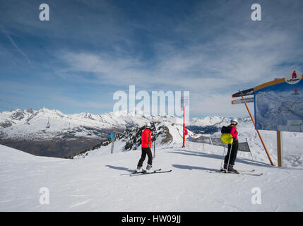 La Plagne, Savoie, France. Mar 15, 2017. Un ciel clair et des températures printanières dans la haute Tarentaise Alpes Française créer de superbes conditions de ski avec vue sur le Mont Blanc. Credit : Malcolm France images/Alamy Live News Banque D'Images